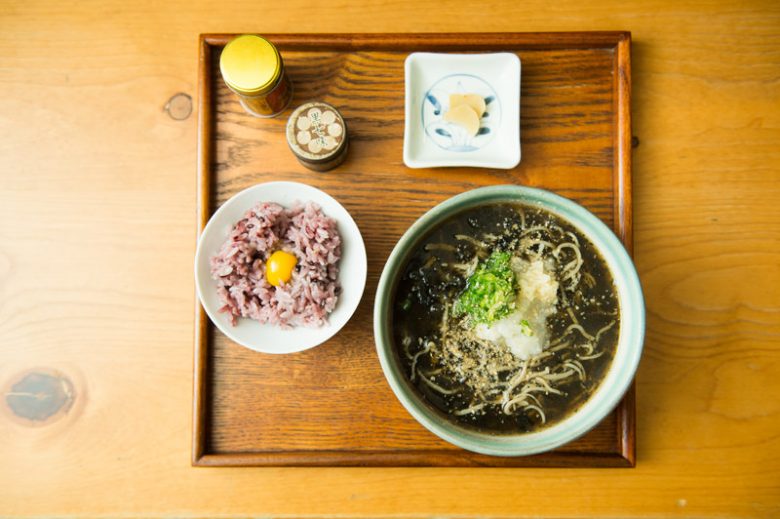 店主が特にオススメするのが、黒ごまの風味が抜群に効いた黒そば￥850。うずらゴハン¥100に汁をかけても旨い