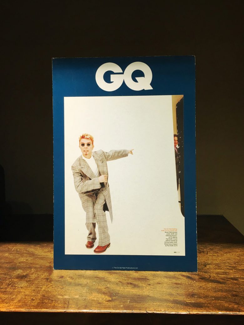 海外雑誌『GQ』の表紙。デヴィッド・ボウイのバック紙の隙間からポール・スミス氏が覗いている