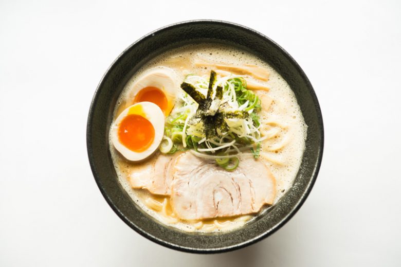 国産の鶏を8時間炊き込んだ濃厚鶏麺¥800、味玉¥100