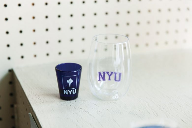 <strong>New York University</strong>　ニューヨークユニバーシティのショットグラス￥2500、同プラスチックワイングラス￥2500