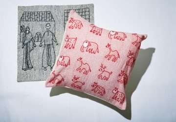 インドでハンドメイドによる刺繍が入ったnimai-nitaiのクッションカバー¥5800