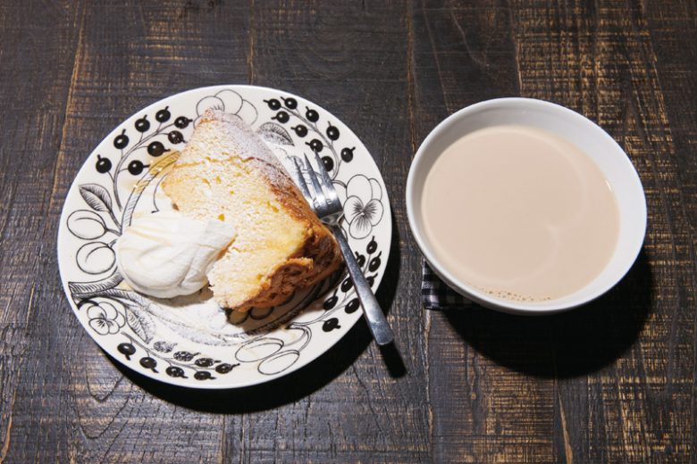 隣のカフェでは手作りシフォンケーキ¥500やカフェオレ¥500などが味わえる