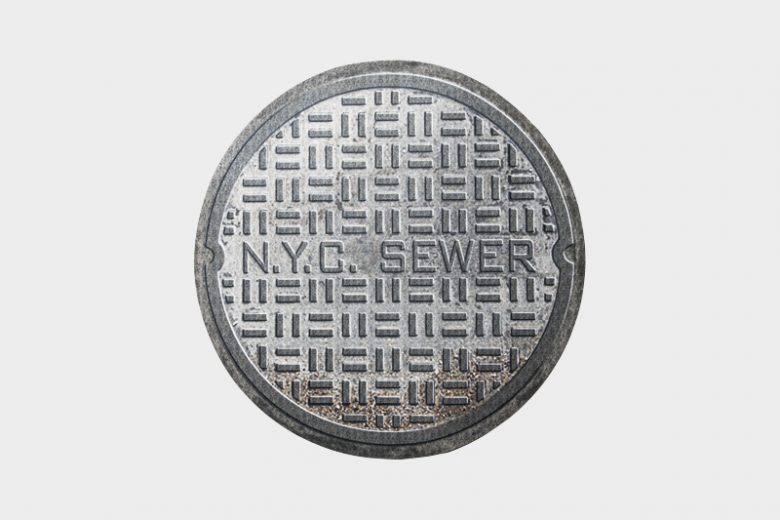 <strong>NYC Sewer</strong>　NYにあるマンホールのフタと同じデザインのフロアマット￥7200。置くだけでストリート感をプラス