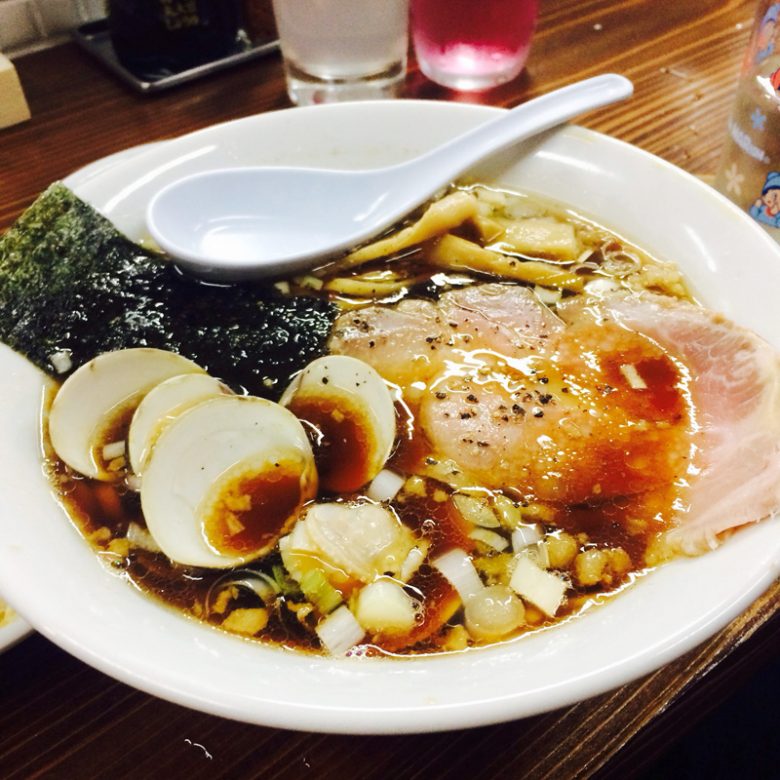 醤油ベースで、わりと濃いめの太麺。シメにガツンと味わう男メシ。女子は複数でシェアが◎