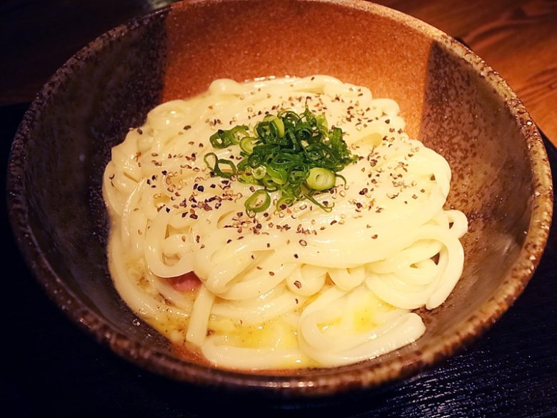 かまたまーラ￥850。こちらはかき混ぜる前。粗挽きのコショウも食欲をそそる