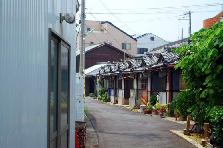 忽然と日本家屋の長屋が現れる