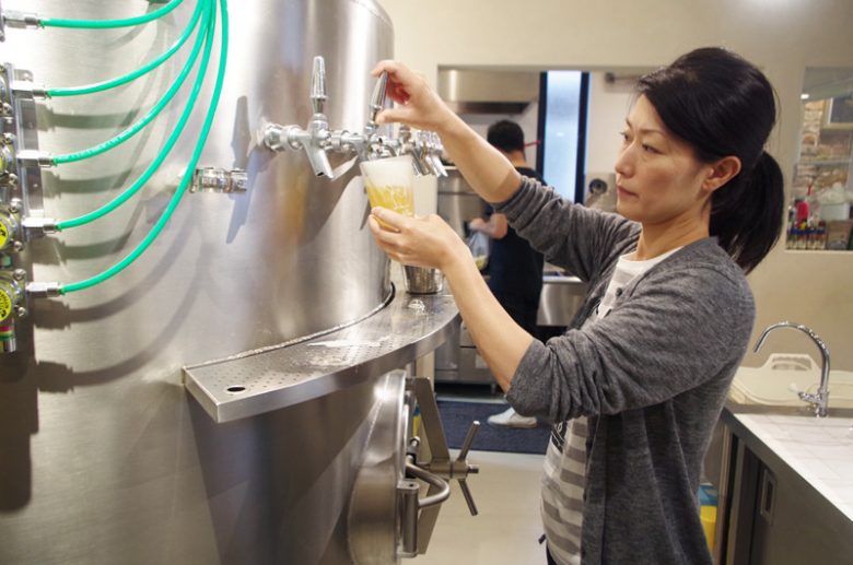 2代目箕面ビール社長の香緒里さんも生ビールを接ぐベテラン