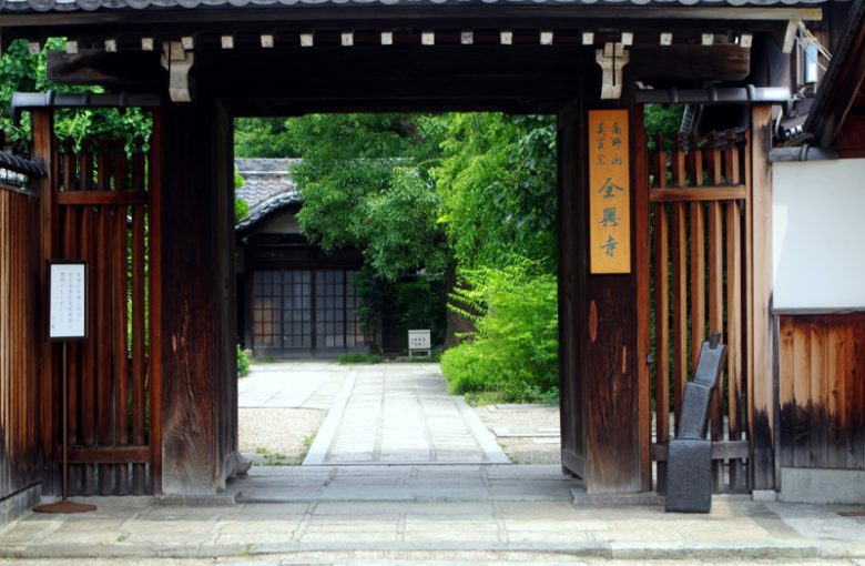 駄菓子屋さん博物館は全興寺内にある