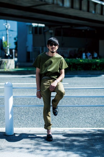 TOPS : クラスのフェイクレザーTシャツ<br />
BOTTOMS : 2-tacsのパンツ<br />
SHOES : ローファー［USED］<br />
SHOES : エンダースキーマのレザーシューズ<br />
OTHER_1 : フィンガリンのハット<br />
OTHER_2 : エンダースキーマのバッグ