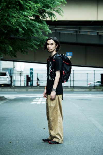 TOPS : ICNYのTシャツ<br />
BOTTOMS : ミナペルホネンのパンツ<br />
SHOES : サロモンのスニーカー<br />
OTHER_1 : カメマンネンのメガネ <br />
OTHER_2 : サロモンのバックパック