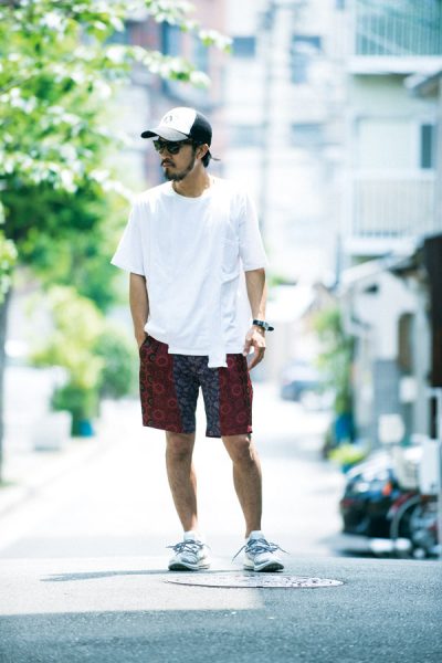 TOPS : インク×ブティック エルミタージュのTシャツ<br />
BOTTOMS : インクのショーツ<br />
SHOES : アディダスのスニーカー<br />
OTHER : キャップ［USED］