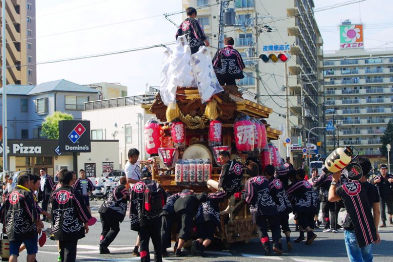 夏祭りのだんじりは街中をたくさんのだんじりが練り歩く