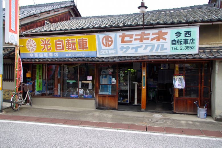 日本家屋の中にある昔ながらの自転車店