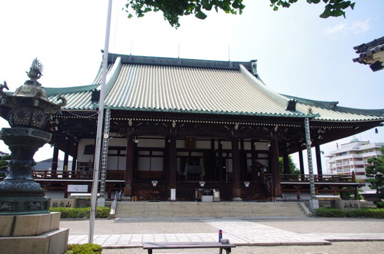 大念佛寺は融通念佛宗の総本山で本堂は大阪府下最大の木造建築物