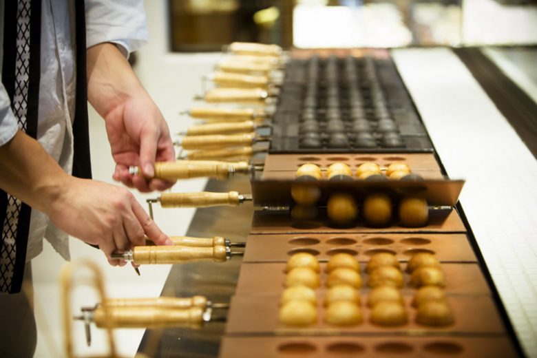 店内ではお菓子作りの風景が見られる