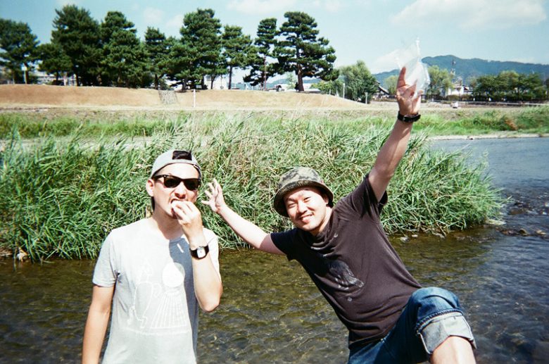 取材中、鴨川に浸かりながら出町ふたばの豆餅を食べる