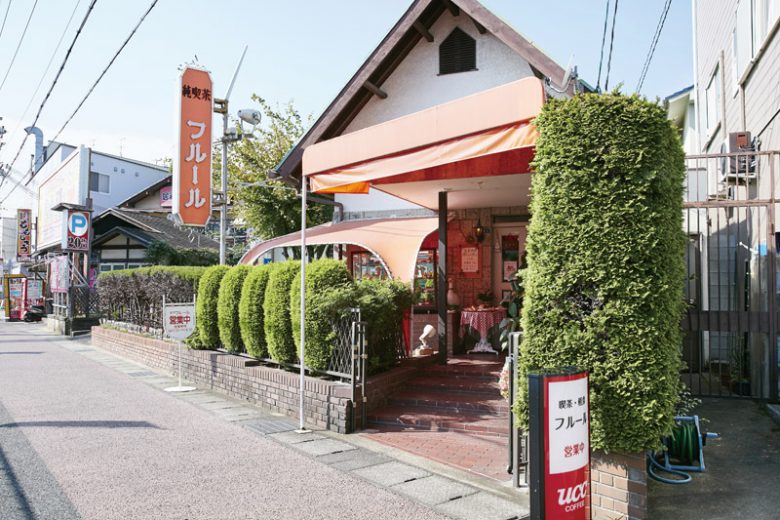 長岡天神駅ホームから見えるオレンジ色の看板が目印