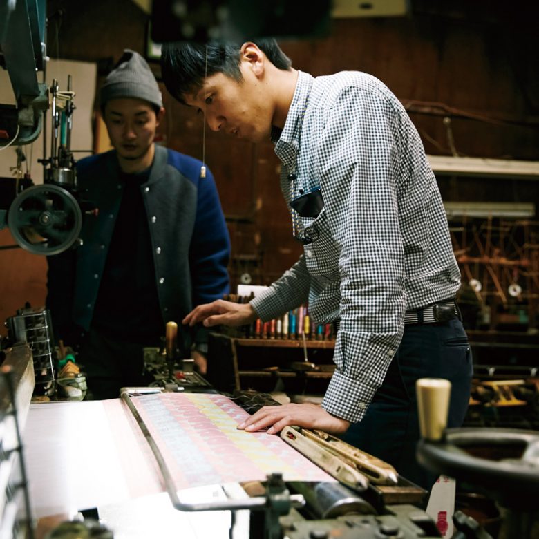 織機を操る田中さんと興味深そうに見つめる岩崎さん。こんな至近距離で見学できる