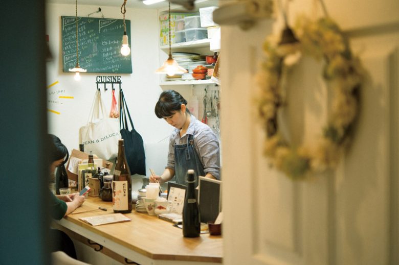 女性一人でも入りやすい店内。店主の伊豆原さんも気さくで話が弾む