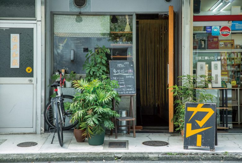 店先に漂う食欲をそそるスパイスの芳醇な香りがカレー欲を掻き立てる