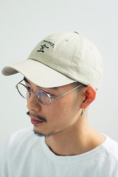 ラッシャーのキャップ¥4000 / ビームス ストリート 梅田<br />
　カメマンネンのメガネ¥32000 / オブジェ 大阪