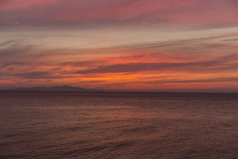 小屋の前の海から眺める景色、ゆっくりと時間が過ぎてゆく贅沢な五色の夕焼け