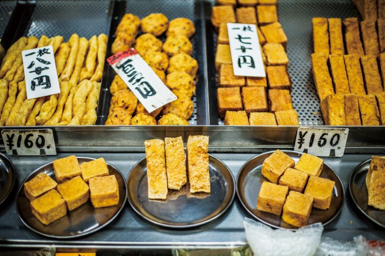 様々な種類が並ぶ厚揚げも名物。食べ歩きもおすすめ