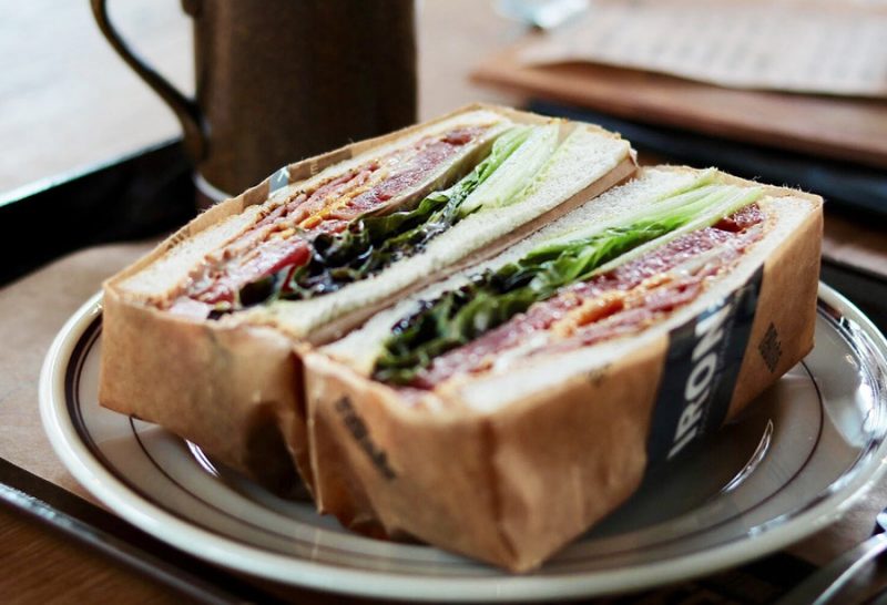 箕面の人気家具店で味わうコーヒーとサンド