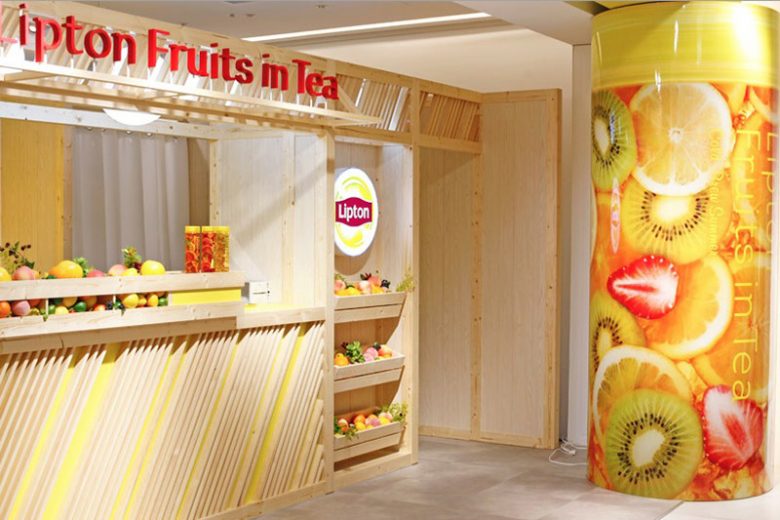 店舗には大阪限定で巨大「Fruit in Tea」が！