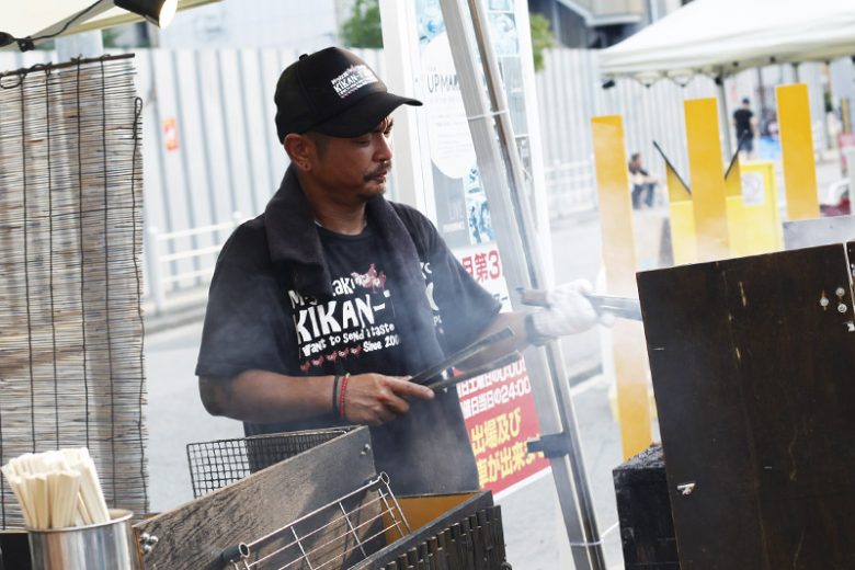 シブいお兄さんが焼くつくね串はビールと相性◎  1本￥100