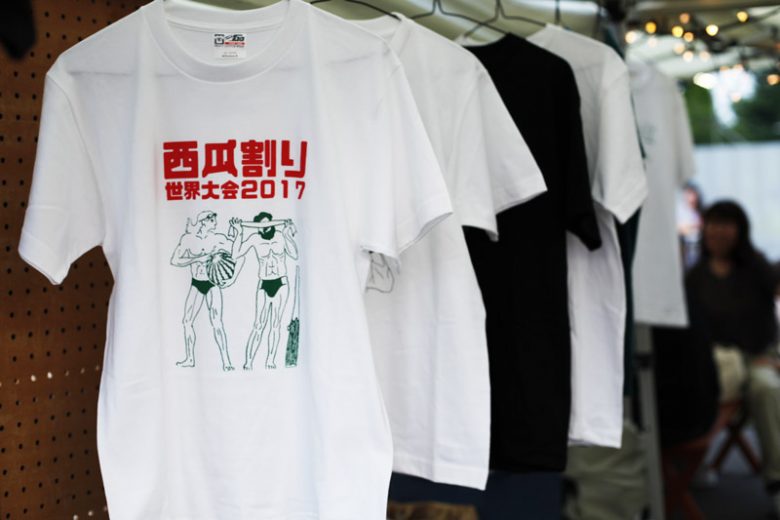 アロマキャンドル以外にもTシャツやメタルボックスなども販売している