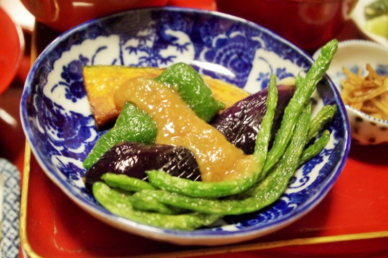 印判の小皿に盛り付けられた夏野菜はみそだれでいただく