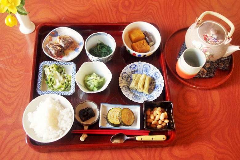 朝食も野花が飾られる中、山菜中心。美味しいお米と水でいただく