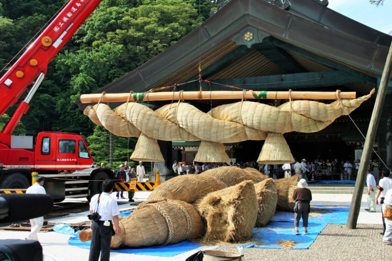 良く日に焼けた旧大しめ縄が取り外された