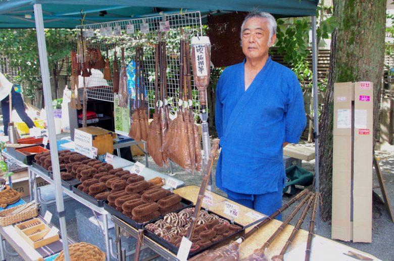 棕櫚（しゅろ）でほうきやたわしなどを手作業で製造する山本勝之助商店も和歌山から出店していた