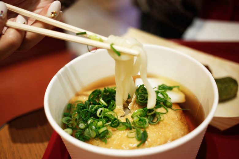 こちらが神宮うどん。巾着の中から麺が「こんにちは」な瞬間