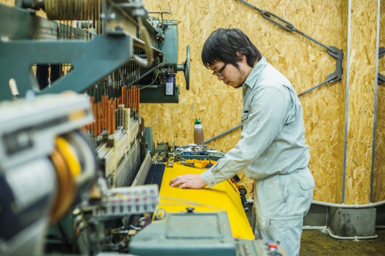 すっかり機織りが板についてきた若手スタッフ