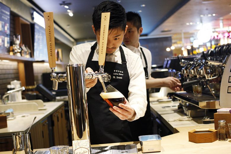 ビールを注ぐバリスタさんの真剣な表情…