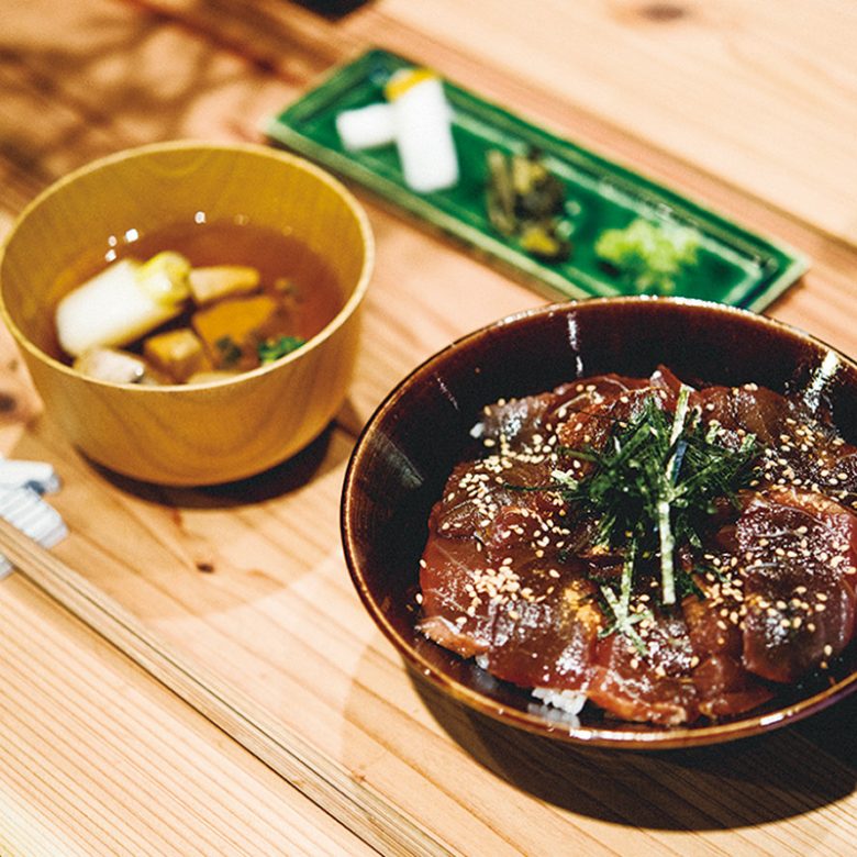 醤油ベースの特製タレに漬け込んだ三浦半島の本マグロをふんだんに盛りつけた名刺代わりのマグロ丼 ¥1500