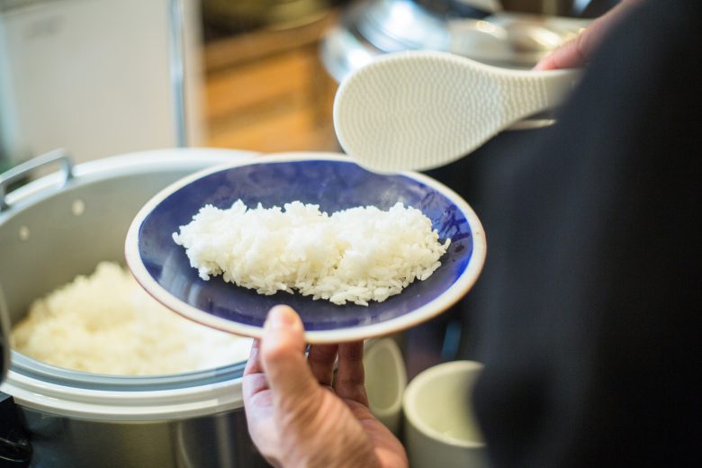 ②ご飯を好きなだけよそいましょう。