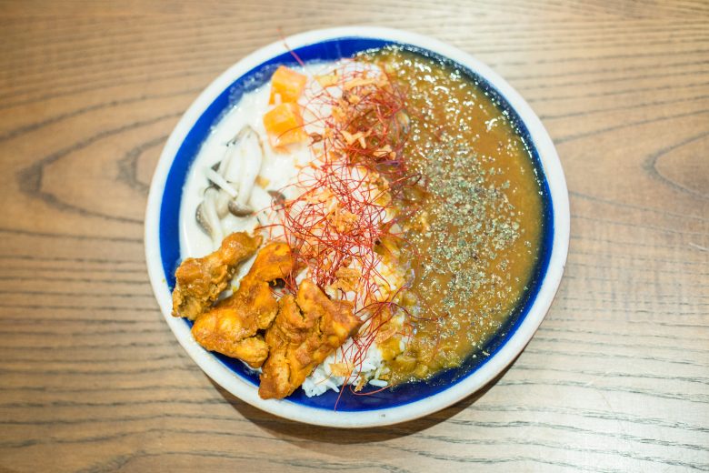 県庁前に本店をかまえる『マンドリルカレー」をセルフで食べられます。1プレート¥680（タンドリーチキンは3P¥300）