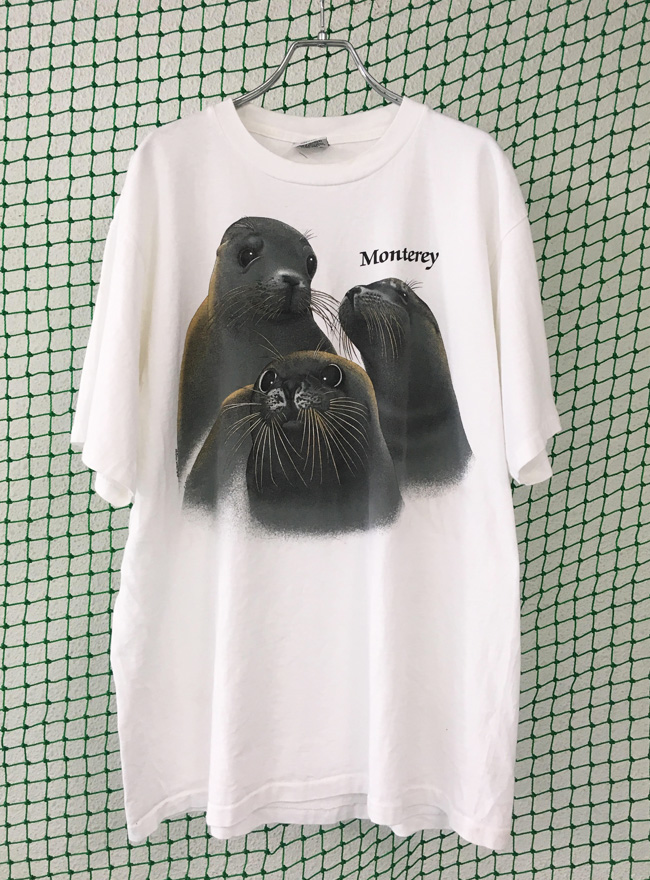 アザラシがプリントされたキュートなTシャツは90年代のもの。水族館のお土産TEEでしょうか。¥3800