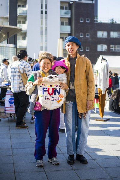 左：野崎智子さん（39） 主婦<br />
「トレーナーを買いました」<br />
右：野崎裕也さん（28） 会社員<br />
「ルームでブルー ナ ボインを大量にゲットしました」