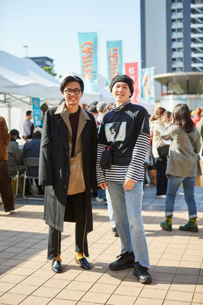 左<br />
長谷川 真也さん（21） 学生<br />
「ランチキでロカリナのニット買いました!」<br />
右<br />
中内 駿さん（21） 学生<br />
「ランチキでロカリナのスウェット買いました」