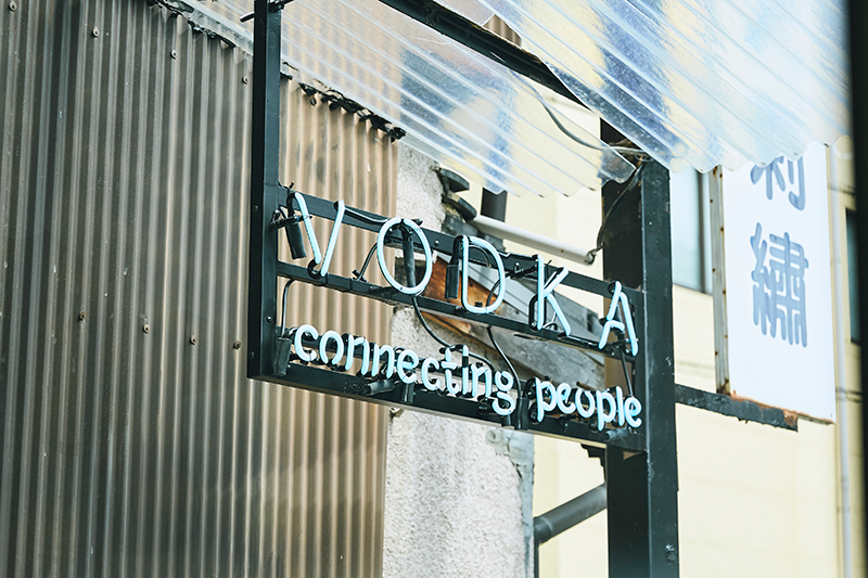 オフィス街に登場した大人の遊び場『VODKA connecting people』