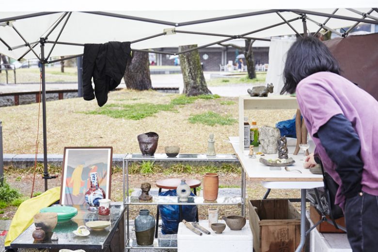 ユニークな器や壺などの陶器たちとそのディスプレイがそそる、京都・北白川の古道具itouさん