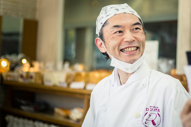 3代目でもある店長の墫（ばん）範敏さん。ご夫婦で奮闘中