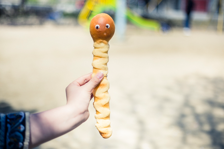 ビス生地をのせて甘く焼き上げた、にょろにょろ¥115