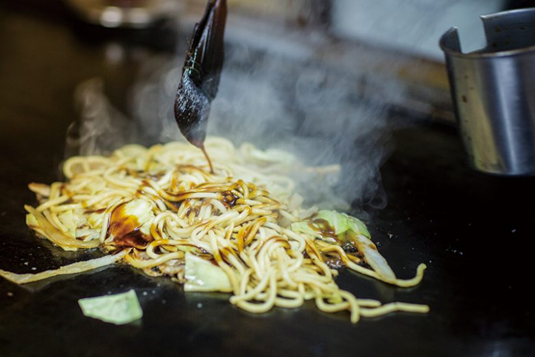 焼きそばもベリーおいしい。焼き鳥も鉄板で焼くスタイルで、これまたおいしい