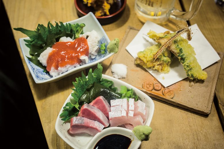 隣のお客さんのを見て頼んだハマチお造り¥420は、新鮮肉厚で案の定うまかった。ハモ梅肉¥420も身の厚さに感動！